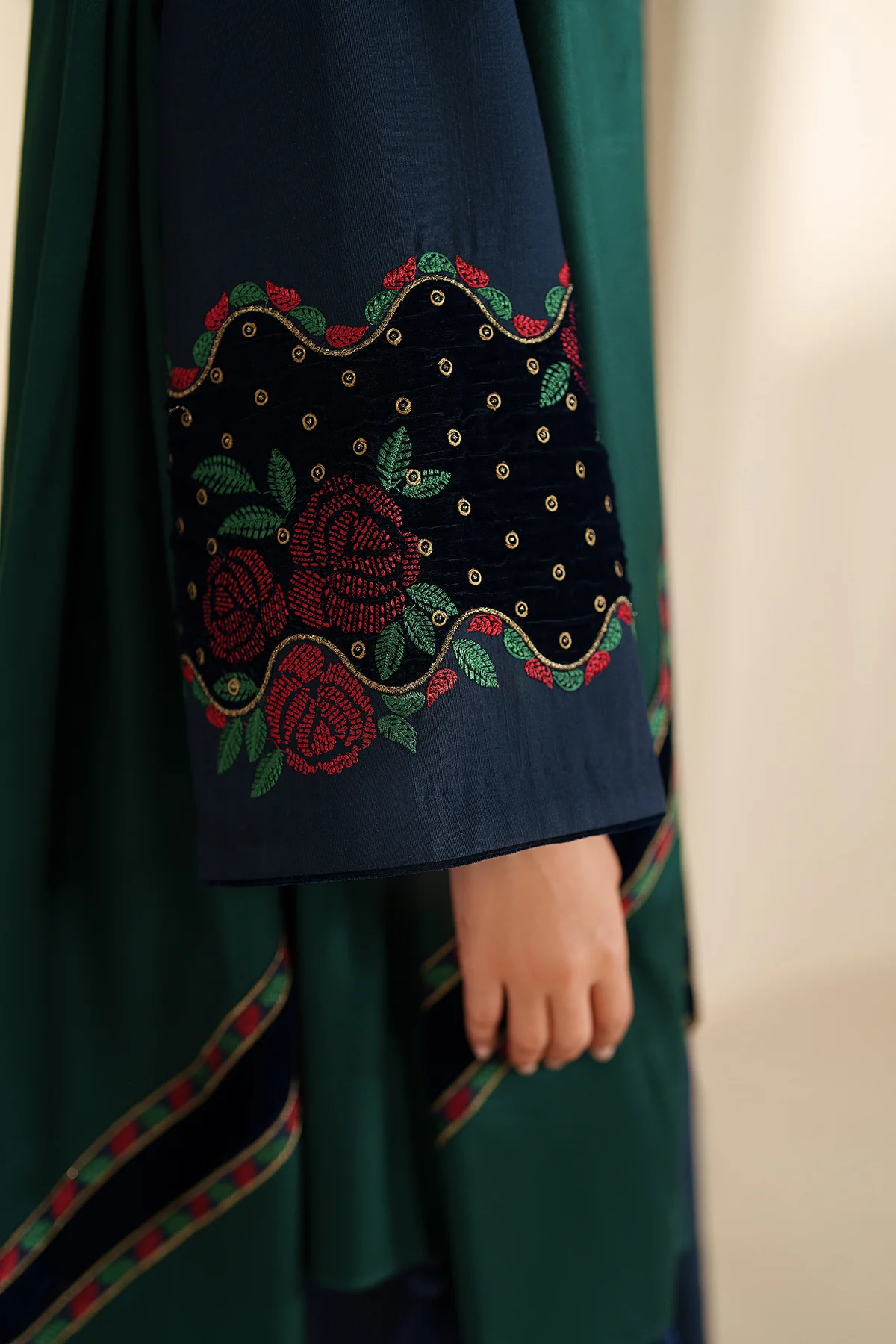 EMBROIDERED KHADDAR UW-0196 8 EMBROIDERED KHADDAR UW-0196